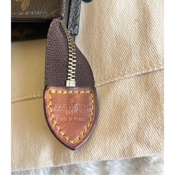 ❗️SOLD❗️LOUIS VUITTON Monogram Toiletry Pouch - Picture 6 of 9
